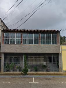 a building with a lot of windows at Aunt A CASA DOS SONHOS DA TIA LETÍCIA in Miguel Pereira