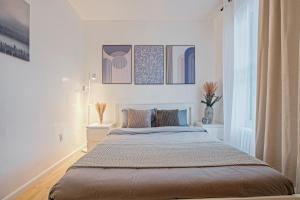Postel nebo postele na pokoji v ubytování Warm and Welcoming 2BR in Upper East Side