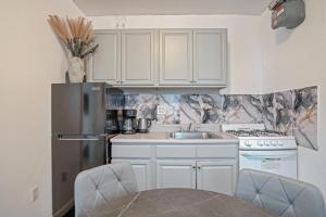 Kuchyň nebo kuchyňský kout v ubytování Warm and Welcoming 2BR in Upper East Side + 13 fotografií