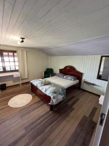 a bedroom with a bed in a room at Espia Mata - Pousada Hostel in Ponta Grossa