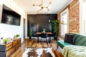 a living room with a green couch and a table at Short North Convention Private Parking Pets! in Columbus