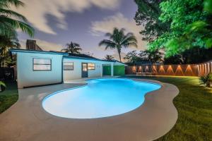 Swimmingpoolen hos eller tæt på Villa Hollywood Pool Trampoline BBQ Hard Rock