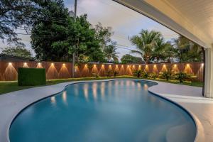 Swimmingpoolen hos eller tæt på Villa Hollywood Pool Trampoline BBQ Hard Rock