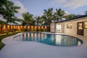 Swimmingpoolen hos eller tæt på Villa Hollywood Pool Trampoline BBQ Hard Rock + 29 billeder