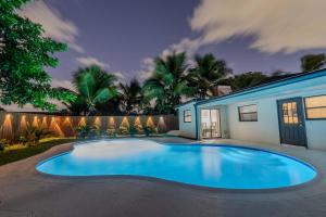 Swimmingpoolen hos eller tæt på Villa Hollywood Pool Trampoline BBQ Hard Rock