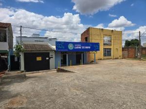 an empty building with a blue sign in front of it at Flat completo a 5 minutos apé de mercado, farmácia in Aparecida de Goiania