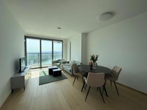 un salon avec une table et un canapé dans l'établissement Eurovea Tower apartment, à Ovsište
