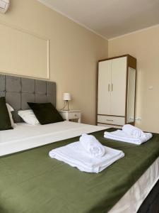 1 dormitorio con 2 toallas blancas en una cama en Bliss Studio, en Slatina 13 fotos más