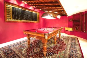 una mesa de billar en una habitación con paredes rojas en Waterland, en Negombo