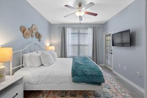 Ένα ή περισσότερα κρεβάτια σε δωμάτιο στο Spacious 1Bedroom Condo with Pool, Walk to the water +20 φωτογραφίες