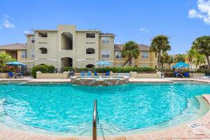 Πισίνα στο ή κοντά στο Spacious 1Bedroom Condo with Pool, Walk to the water