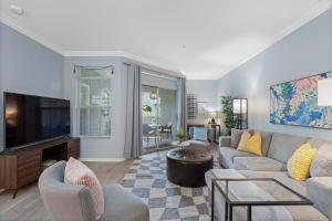 Μια τηλεόραση ή/και κέντρο ψυχαγωγίας στο Spacious 1Bedroom Condo with Pool, Walk to the water