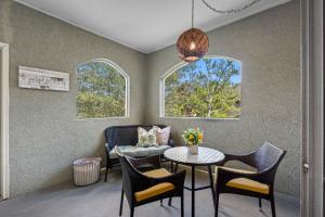 Χώρος καθιστικού στο Spacious 1Bedroom Condo with Pool, Walk to the water