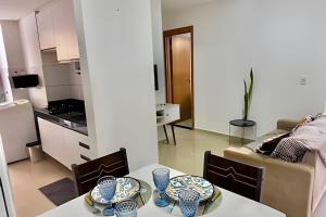 Una cocina o cocineta en Apê Com Estrutura de Resort