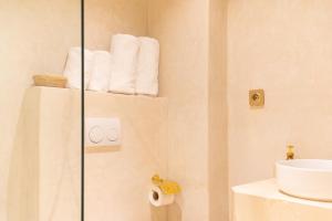 Ένα μπάνιο στο Cosy appartement avec jacuzzi