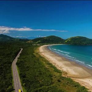 - une vue aérienne sur une route à côté d'une plage dans l'établissement Kintal da Ka, à São Sebastião