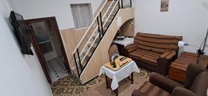 una sala de estar con un sofá y una mesa en Habitación en Zoco Home, en Almería