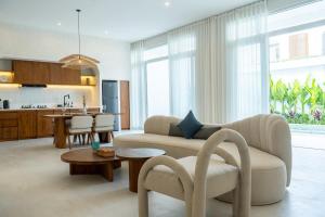 ein Wohnzimmer mit Couch und Küche in der Unterkunft Brand New 2 BR Villa Solina at Bingin Sentosa Villa in Bingin Beach