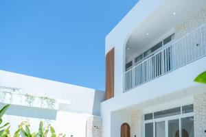 eine Außenansicht eines weißen Hauses in der Unterkunft Brand New 2 BR Villa Solina at Bingin Sentosa Villa in Bingin Beach