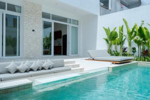 ein Wohnzimmer mit einem Pool und eine Villa in der Unterkunft Brand New 2 BR Villa Solina at Bingin Sentosa Villa in Bingin Beach