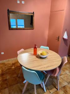 a table with chairs and a bowl of bananas on it at Le Balcon bleu de Biscarrosse in Biscarrosse