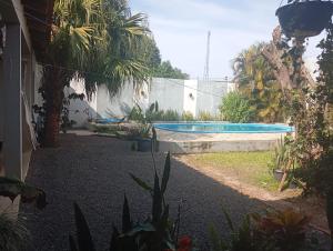 a backyard with a swimming pool in a yard at Quarto casal in Itaqui