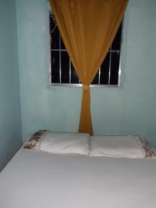 En eller flere senge i et værelse på Chalé Rústico Cumuruxatiba