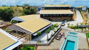 Serra de São BentoFlor do Umari Eco Hotel e Eventos的带游泳池的房子的鸟瞰图