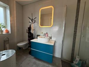 a bathroom with a sink and a mirror at Villa med 4 soverom, sjøutsikt og hage ved lokal badestrand in Bergen +34 photos