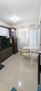 Η κουζίνα ή μικρή κουζίνα στο GuestHouse in Green pramuka Square Mall 2br