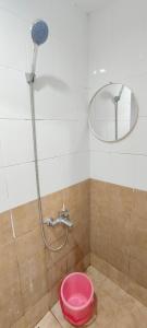 Ένα μπάνιο στο GuestHouse in Green pramuka Square Mall 2br