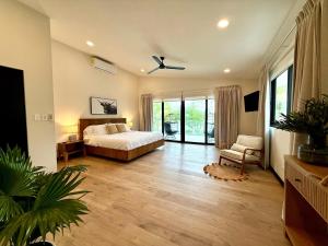 Postel nebo postele na pokoji v ubytování Luxury Beachfront in Playa Tivives, Puntarenas with Ocean Views,Pool + 40 fotografií