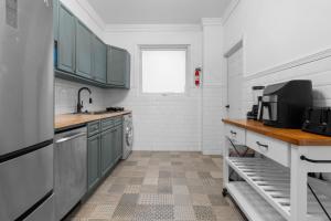 a kitchen with green cabinets and a sink at Pr Rentals Expectacular Location in San Juan