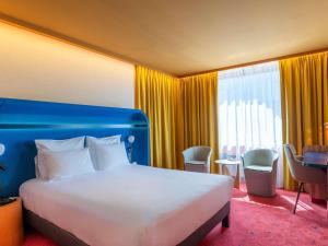 a hotel room with a bed and a table and chairs at Mercure Warszawa Centrum in Warsaw +132 photos
