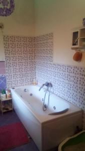 y baño con bañera y grifo. en Casa nel Bosco, en Pino Torinese