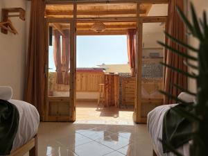 une pièce avec une porte ouverte sur une chambre dans l'établissement Tafokt surf house, à Taghazout
