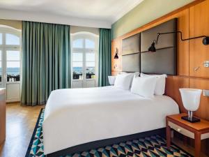 Ένα ή περισσότερα κρεβάτια σε δωμάτιο στο Sofitel Grand Sopot