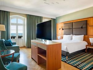 una habitación de hotel con una cama y un televisor en Sofitel Grand Sopot, en Sopot