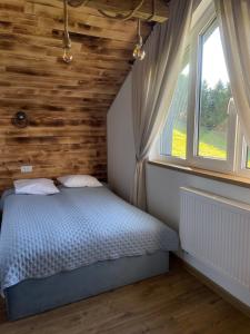 Ένα ή περισσότερα κρεβάτια σε δωμάτιο στο Domek na Horbie