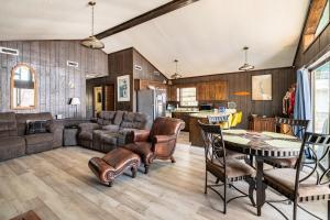 una cucina e un soggiorno con tavolo e sedie di LaRue's Private Lakeside Cottage ad Abbeville