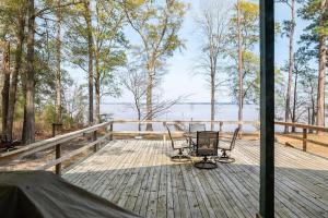 due sedie su un ponte di legno con vista sull'acqua di LaRue's Private Lakeside Cottage ad Abbeville