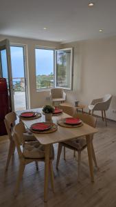 une salle à manger avec une table et des chaises en bois dans l'établissement Viator Vale, à Tremosine
