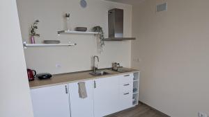 une cuisine avec des armoires blanches et un évier dans l'établissement Viator Vale, à Tremosine 20 autres photos