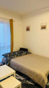 En eller flere senge i et værelse på Felicia Apartments