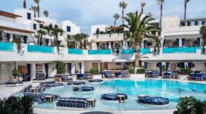 Πισίνα στο ή κοντά στο Palms Place Hotel StripView with Open Balcony -33