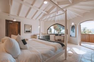 Un pat sau paturi într-o cameră la La Villa Hibiscus, Saint Martin +86 fotografii