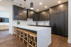 Kuchyň nebo kuchyňský kout v ubytování 100 E 7th St