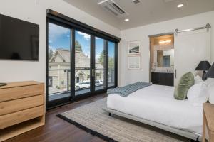 Postel nebo postele na pokoji v ubytování 100 E 7th St + 9 fotografií