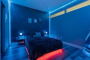 Ένα ή περισσότερα κρεβάτια σε δωμάτιο στο Lunar Escape 1 Bd Near Zoo, Rocky Steps & Downtown