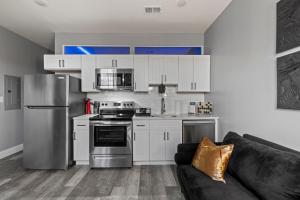 Η κουζίνα ή μικρή κουζίνα στο Lunar Escape 1 Bd Near Zoo, Rocky Steps & Downtown